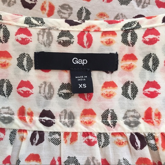 Gap Lip Print Button-Up Ruffle Top - Picture 7 of 8